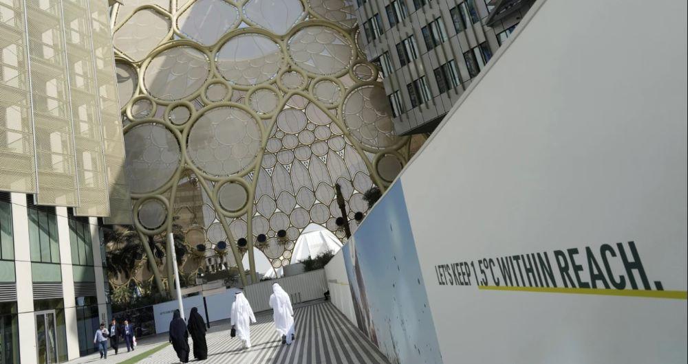 Gastgeber Dubai der Cop28 – den Bock zum Gärtner gemacht? In Europa und Nahost herrscht Krieg, in Deutschland Haushaltskrise, und die Erderwärmung fängt bereits an, die 1,5-Grad-Marke zu überschreiten. Die UN-Klimakonferenz startet unter ungünstigen Vorzeichen – und ausgerechnet im Öl-Emirat Dubai. Kann eine Kurswende in der Klimapolitik trotzdem gelingen? Klimagipfel im Land der Ölscheichs: Dennoch wirbt das Land mit der Energiewende