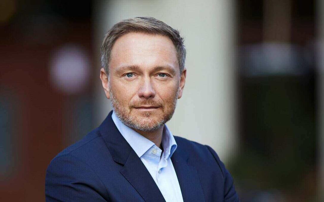 Bundesfinanzminister Christian Lindner macht Koalitionspartner für die Rückkehr zum normalen Mehrwertsteuersatz in der Gastronomie verantwortlich. Widerspruch kam von den Grünen im Bundestag. Bundesfinanzminister Christian Lindner kritisiert Koalitionspartner