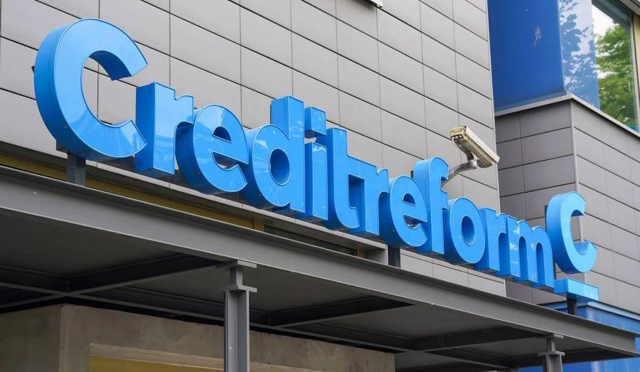 Als überschuldet gilt, wer seinen finanziellen Verpflichtungen langfristig nicht nachkommen kann. In Coronazeiten wurden die Menschen sparsamer und gerieten auch deshalb seltener in die Schuldenfalle, weil es weniger Möglichkeiten zum Geldausgeben gab. Überschuldung der Bundesbürger nimmt laut Creditreform leicht zu