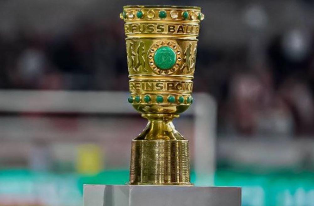 Die Bayern gingen mit Nationaltorwart Manuel Neuer, der vor vier Tagen sein viel beachtetes Comeback gefeiert hatte, in die Partie FC Bayern völlig bedient - Saarbrücken schießt Fußball-Rekordsieger aus dem DFB-Pokal