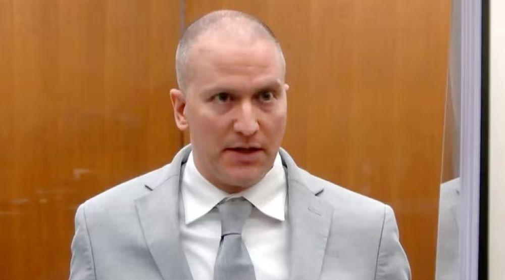 Berichten zufolge wurde der ehemalige Polizist vermutlich von einem Insassen erstochen. Chauvin wurde im Juni 2021 wegen Mordes zweiten Grades zu 22 Jahren und sechs Monaten Haft verurteilt. Der ehemalige Polizeibeamte von Minneapolis, Derek Chauvin, am 25. Juni 2021