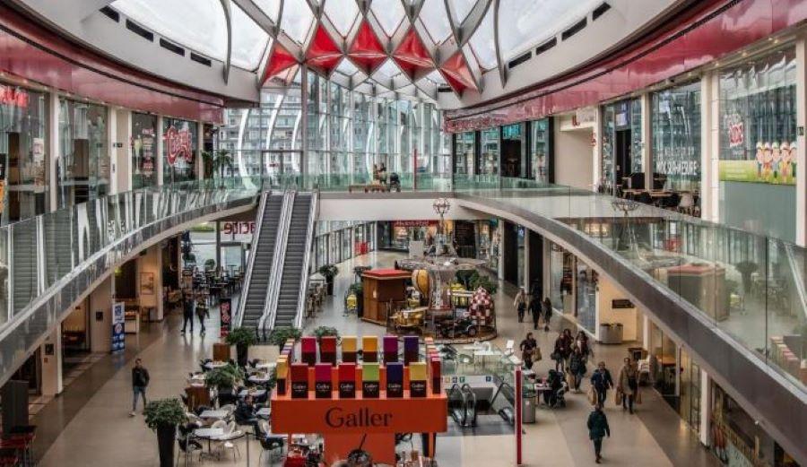 Insgesamt wollen die Menschen in Deutschland der Untersuchung zufolge in diesem Jahr bei Weihnachtsgeschenken sparen. 27 Prozent der Erwachsenen wollen weniger Geld ausgeben als im vergangenen Jahr. Handel rechnet mit schwachem Weihnachtsgeschäft wegen Verlagerung zum Online-Handel