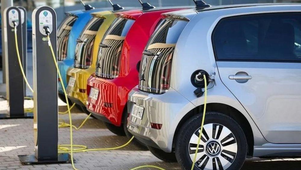 Hohe Zinsen und die Konjunkturschwäche werden nach Ansicht von Experten die Nachfrage nach Pkw bremsen. Besonders das Elektrosegment wird es hart treffen, da der Staat auch noch die Kaufprämien stutzen will. Gewerkschafter, Umweltschützer und Sozialverbände fordern neue staatliche Förderung, die sich an ökologischen und sozialen Kriterien orientiert. Aktuell ist die E-Mobilität etwas für Besserverdienende