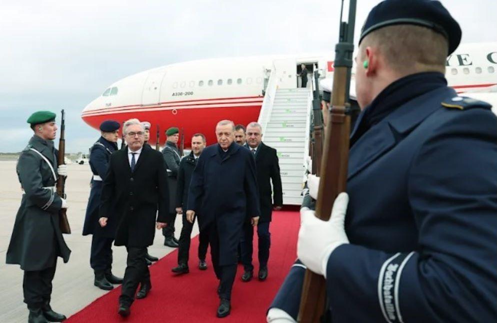 Der türkische Präsident Recep Tayyip Erdogan ist in Berlin gelandet und vom Bundespräsidenten empfangen worden. Sein Treffen mit Kanzler Olaf Scholz am Abend wird überschattet von seinen Verbalattacken gegen Israel. Am Rande des Besuchs kommt es teils zu Protesten ‒ es gibt aber auch Beifall. Erdogan ist in Berlin – und buhlt um Kampfjets für die Türkei