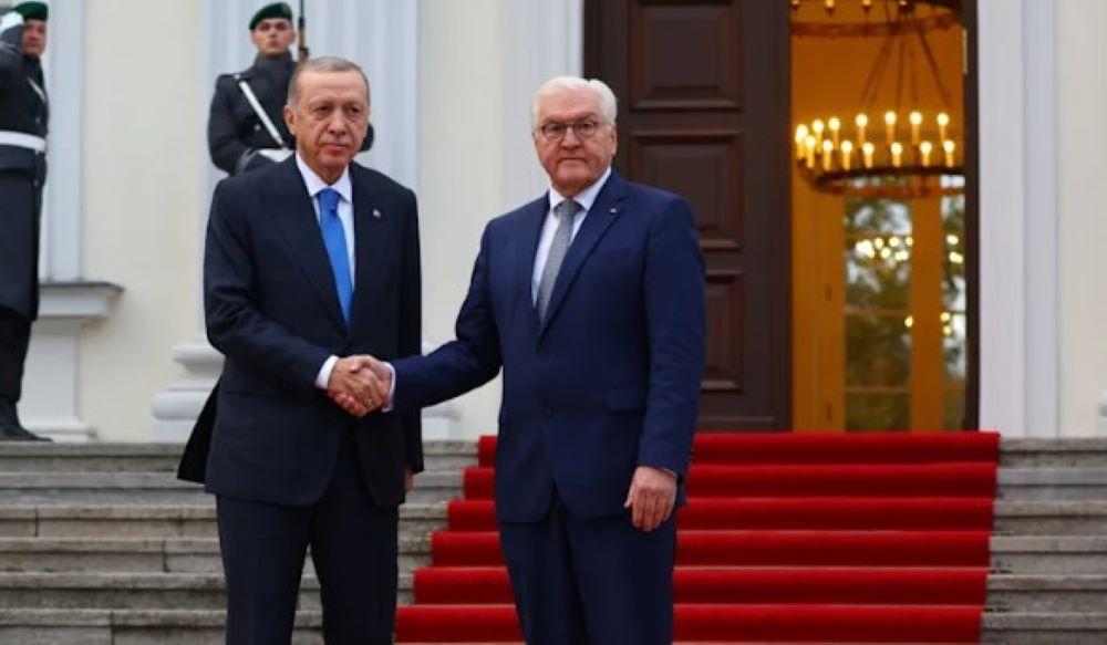 Erdogans Besuch ist sein erster in Deutschland seit seiner Teilnahme an der internationalen Libyen-Konferenz im Januar 2020. Er wurde von scharfer Kritik begleitet. Steinmeier betont gegenüber Erdogan Israels Recht auf Selbstverteidigung