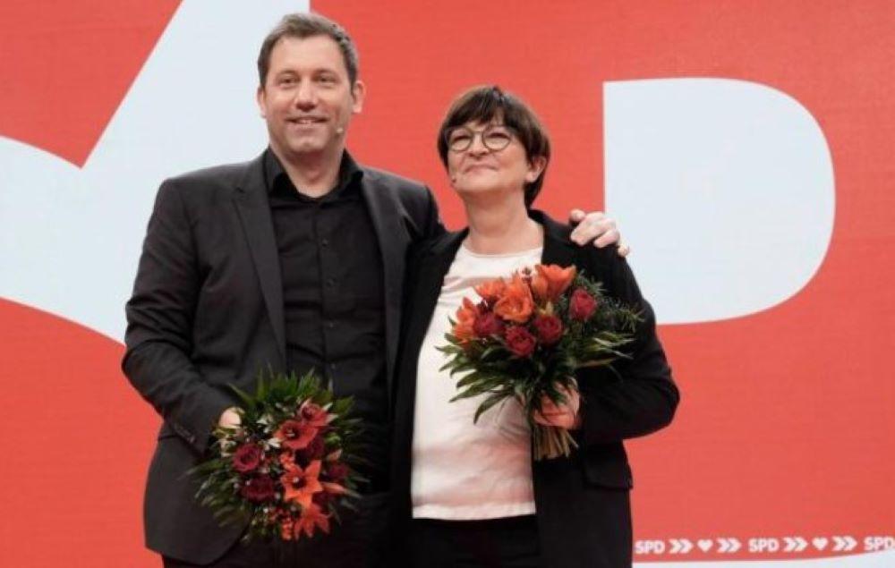 Lars Klingbeil und Sasika Esken wollen erneut als Doppelspitze für den SPD-Vorsitz kandidieren. Gewählt wird der Vorstand im Dezember. Dann wird sich die Partei für die zweite Hälfte der Wahlperiode aufstellen – inhaltlich wird es auch um Themen wie Steuern, Migration und Bildung gehen. Lars Klingbeil und Saskia Esken wollen für weitere zwei Jahre gemeinsam Vorsitzende der SPD bleiben