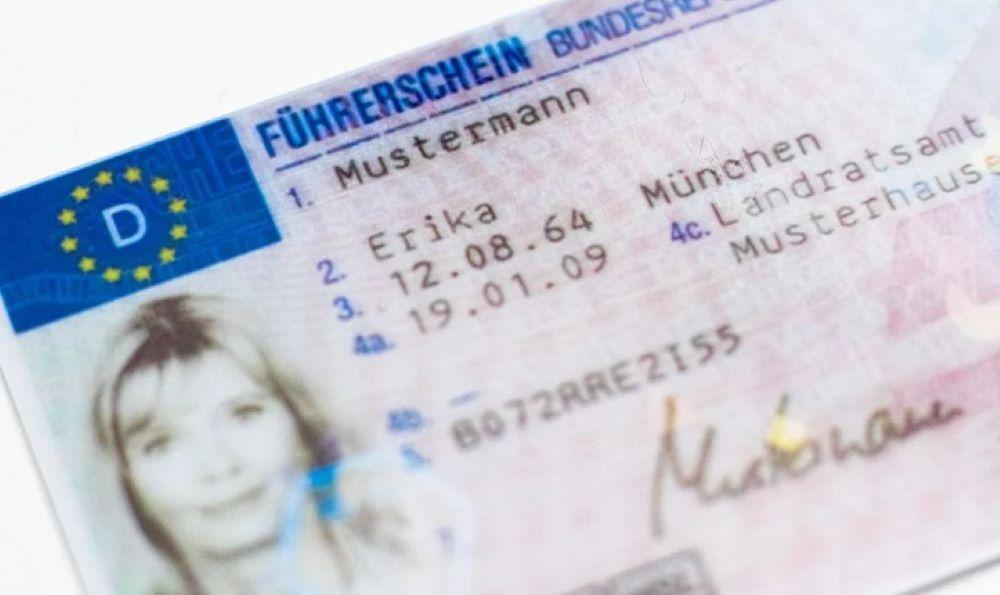 Das neue Dokument ist nur noch für 15 Jahre gültig. Danach wird wieder - wie vergleichbar bei Personalausweisen oder Pässen - ein neues fällig Neuer "Lappen" nötig: Alles zur Umtauschpflicht beim Führerschein