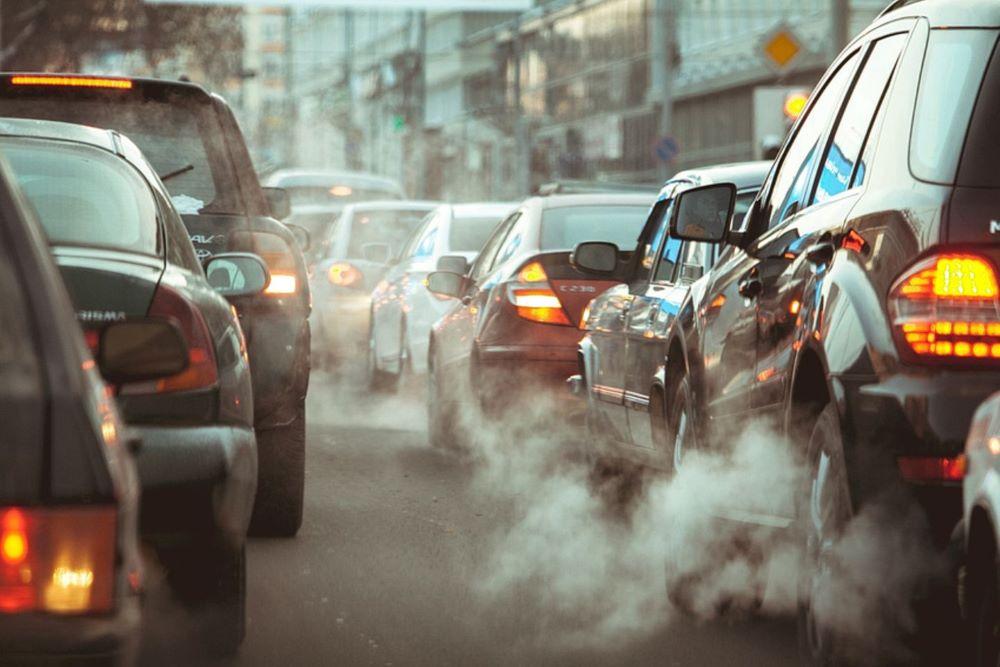 Feinstaub besteht laut Umweltbundesamt (UBA) aus einem Gemisch fester und flüssiger Partikel und entsteht etwa durch den Betrieb von Autos, Heizungen in Wohnhäusern oder der Industrie, etwa bei der Metall- und Stahlerzeugung Lebensgefahr Luftverschmutzung: Mehr als 30.000 Todesfälle in Deutschland
