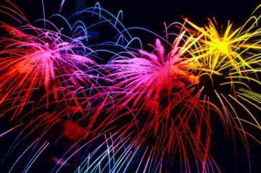 In der vergangenen Silvesternacht war die Polizei in Niedersachsen zu 3245 Einsätzen ausgerückt. Dabei wurden 34 Angriffe auf Angehörige der Polizei, der Feuerwehr und der Rettungsdienste festgestellt. Feuerwerk in der Silvesternacht
