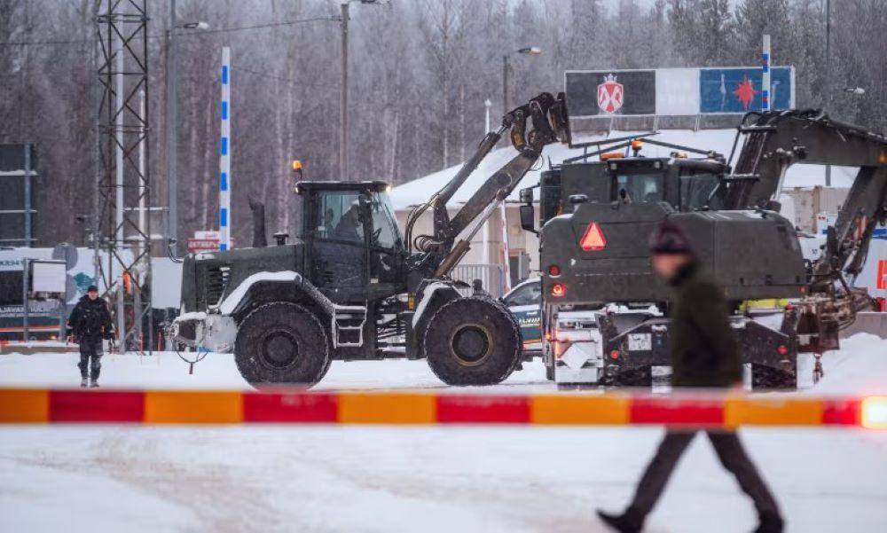 Fahrzeuge der finnischen Streitkräfte (FDF) sind am Grenzbahnhof Vartius zu sehen, um den Grenzschutz beim Bau einer provisorischen Barriere in Kuhmo, Finnland, am 19. November 2023 zu unterstützen Hunderte Asylbewerber aus Jemen und Somalia - Finnland fordert Frontex-Hilfe für Grenze zu Russland an