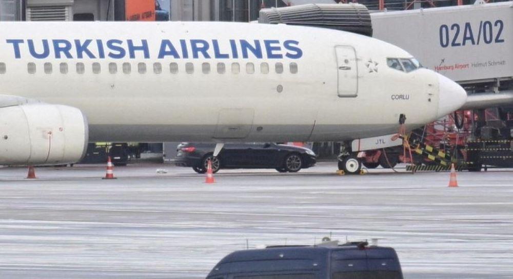Das Auto des Geiselnehmers steht hinter einer Maschine der Turkisch Airlines Hamburger Flughafen noch immer gesperrt - Geiselnehmer soll weiterhin schwer bewaffnet sein
