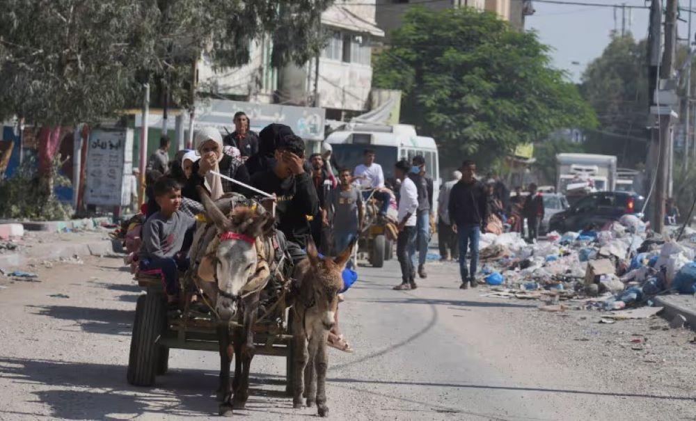 Gegen Mitternacht seien medizinische Hilfsgüter und Medikamente per Fallschirm über einem jordanischen Feldlazarett in Gaza abgeworfen worden Jordanische Luftwaffe wirft medizinische Hilfsgüter über dem Gazastreifen ab