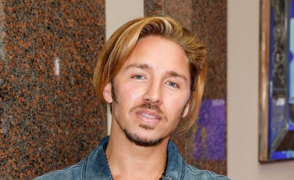 Überraschung beim Prozess gegen Gil Ofarim: Der Musiker hat am Dienstag gestanden, dass er in dem Fall gelogen hat. Das Verfahren wurde gegen Zahlung einer Geldauflage von 10.000 Euro eingestellt. Gil Ofarim gesteht Lüge - Prozess eingestellt - Zentralrat der Juden verurteilt das Verhalten