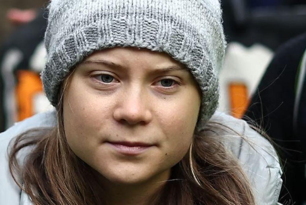 Greta Thunberg steigt mit Palästinensertuch auf die Bühne einer Großdemonstration in Amsterdam und skandiert Parolen. Der Klimaaktivist Erjan Dam stürmt daraufhin die Bühne und entreißt ihr das Mikrofon – jetzt äußert er sich zu dem Vorfall. Vorfall in Amsterdam - Darum entriss ein Klimaaktivist Greta Thunberg das Mikrofon