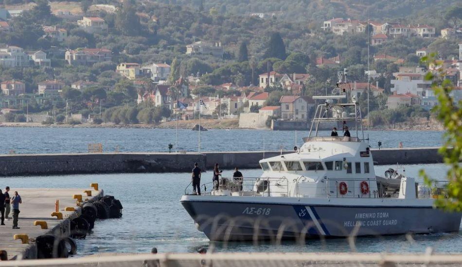 Wegen des stürmischen Wetters am Wochenende blieben Schiffe in mehreren Teilen Griechenlands in den Häfen. Die Windgeschwindigkeiten erreichten neun bis zehn auf der Beaufort-Skala - zwölf ist der höchste Wert. Ein Boot der griechischen Küstenwache vor Lesbos