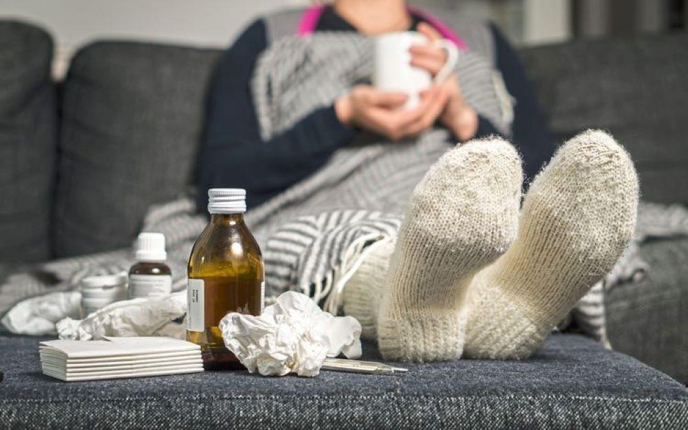 Insgesamt starben in Deutschland vergangenes Jahr 1.066.341 Menschen und damit knapp 43.000 mehr als ein Jahr zuvor. Eine Covid-Erkrankung war 2021 noch die dritthäufigste Todesursache gewesen, 2022 ging der Anteil zurück. Weniger Covid-19-Erkrankungen als Todesursache - mehr Tote durch Grippe