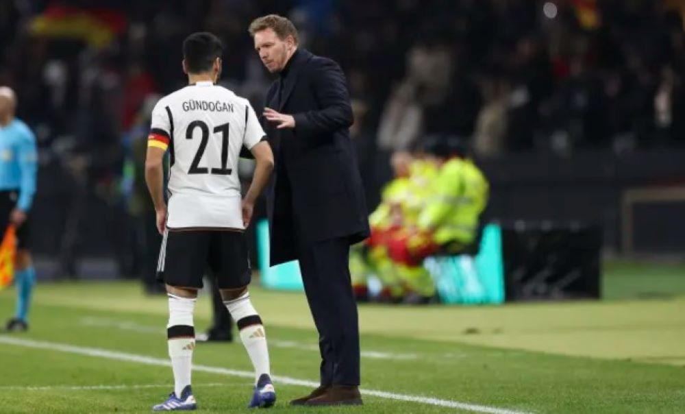 DFB-Sportdirektor Rudi Völler hat die deutschen Fußball-Nationalspieler nach dem desolaten 0:2 in Wien gegen Österreich in die Pflicht genommen, macht aber Nagelsmann und dessen Taktik für die Niederlagen am Dienstag und drei Tage zuvor in Berlin gegen die Türkei (2:3) nicht verantwortlich. Kapitän Ilkay Gündogan: "Schlechter kann es gerade nicht sein"