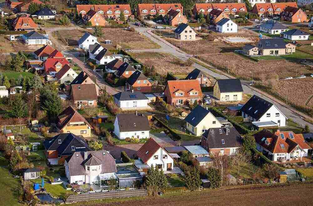 In den sieben größten Städten, wo Wohnraum besonders knapp ist, sanken die Wohnimmobilienpreise mit 1,3 Prozent zum Vorquartal und 5,7 Prozent zum Vorjahreszeitraum etwas weniger als im Bundesschnitt Preisdruck auch in Metropolen - Preisverfall bei Immobilien in Deutschland dauert an