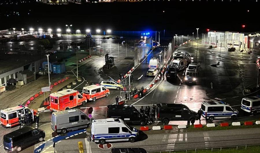 Einsatzkräfte sind mit ihren Fahrzeugen am Hamburger Flughafen im Einsatz. Der Airport ist nach dem Eindringen eines Fahrzeugs auf das Gelände gesperrt worden. Hamburg: Flughafen wegen Geiselnahme gesperrt