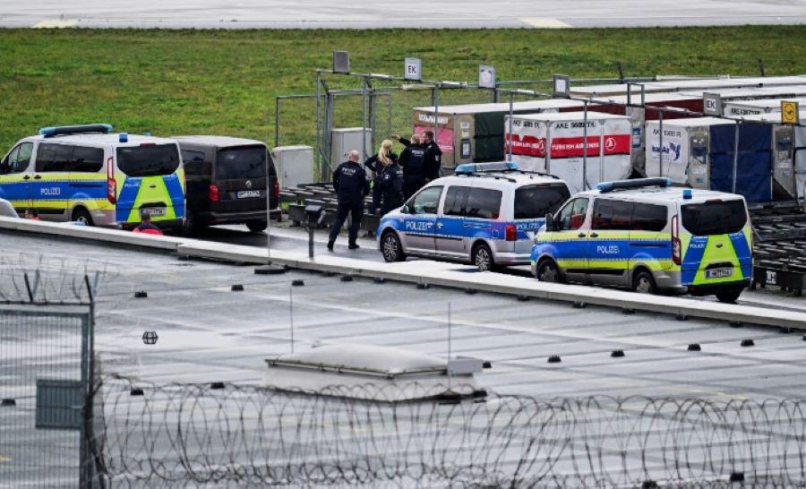Die Polizei steht nach eigenen Angaben seit Samstagabend im Kontakt zu dem Bewaffneten auf dem Hamburger Flughafen Hamburger Flughafen weiter gesperrt: Bewaffneter hält vierjährige Tochter als Geisel