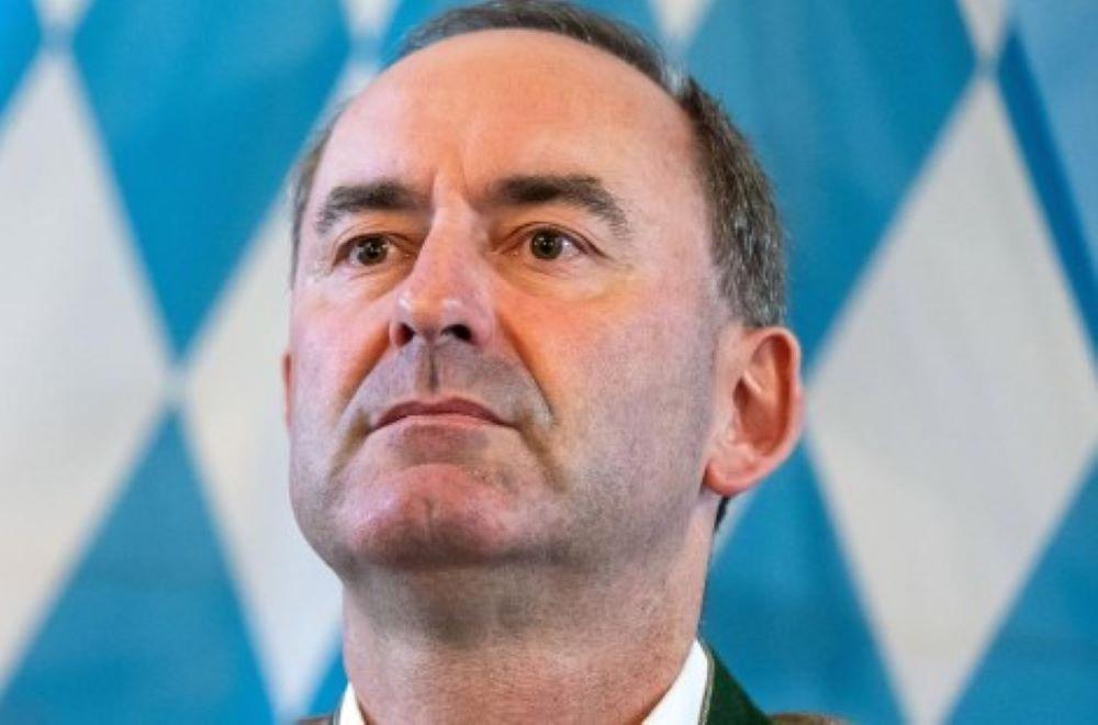 Eine Pizzabestellung auf der Bundesdelegiertenkonferenz der Grünen am Wochenende provozierte Hubert Aiwanger offenbar dermaßen, dass der Chef der Freien Wähler auf X über die Speisenauswahl herzog. Cem Özdemir von den Grünen kontert – andere Grüne zeigen sich eher mitleidig. Hubert Aiwanger, Chef der Freien Wähler, liefert sich Schlagabtausch auf X mit den Grünen