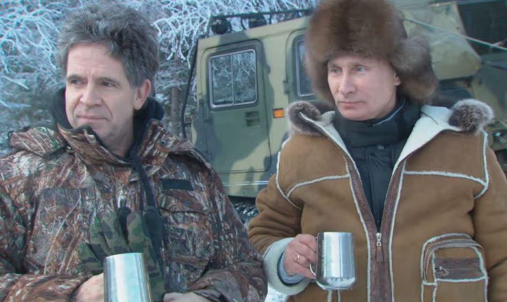 Der einflussreiche Autor und Rundfunksprecher Hubert Seipel erhielt finanzielle Unterstützung aus Russland für seine Arbeit an zwei Büchern, die viele als zu sympathisch mit dem russischen Präsidenten bezeichnen. Der russischen Oligarchen Alexei Mordaschow wurde im vergangenen Jahr wegen seiner engen Verbindungen zum Kreml mit Sanktionen belegt. Hubert Seipel erhielt exklusiven Zugang zu Putin.