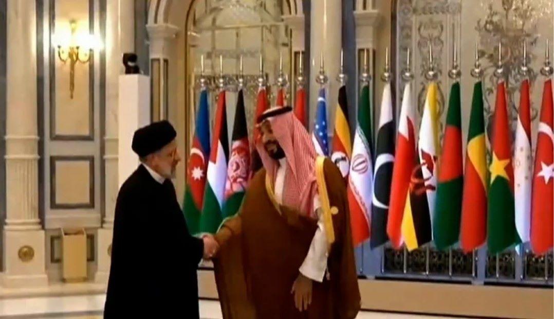 Der iranische Präsident Ebrahim Raisi (links) schüttelt dem saudischen Kronprinzen Mohammed bin Salman die Hand. Es ist das erste Mal, dass Raisi den mächtigen saudischen Kronprinzen trifft Iranische Präsident Raisi in Saudi-Arabien zum Gipfeltreffen des Israel-Hamas Krieges