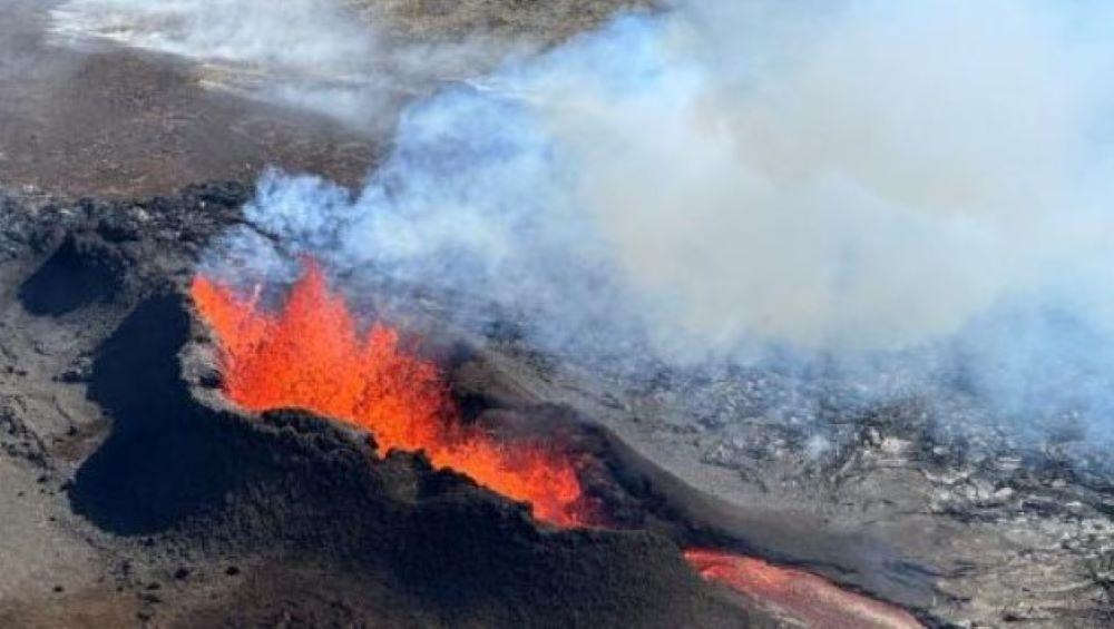 Grindavík liegt rund 40 Kilometer südwestlich von Reykjavik. Die Einwohner mussten vor einer Woche ihre Häuser verlassen, weil ein etwa 15 Kilometer langer Magma-Tunnel unter Grindavík hindurch bis unter den Meeresboden verläuft. Wegen der Vulkangefahr auf Island können die Menschen längere Zeit nicht zurück