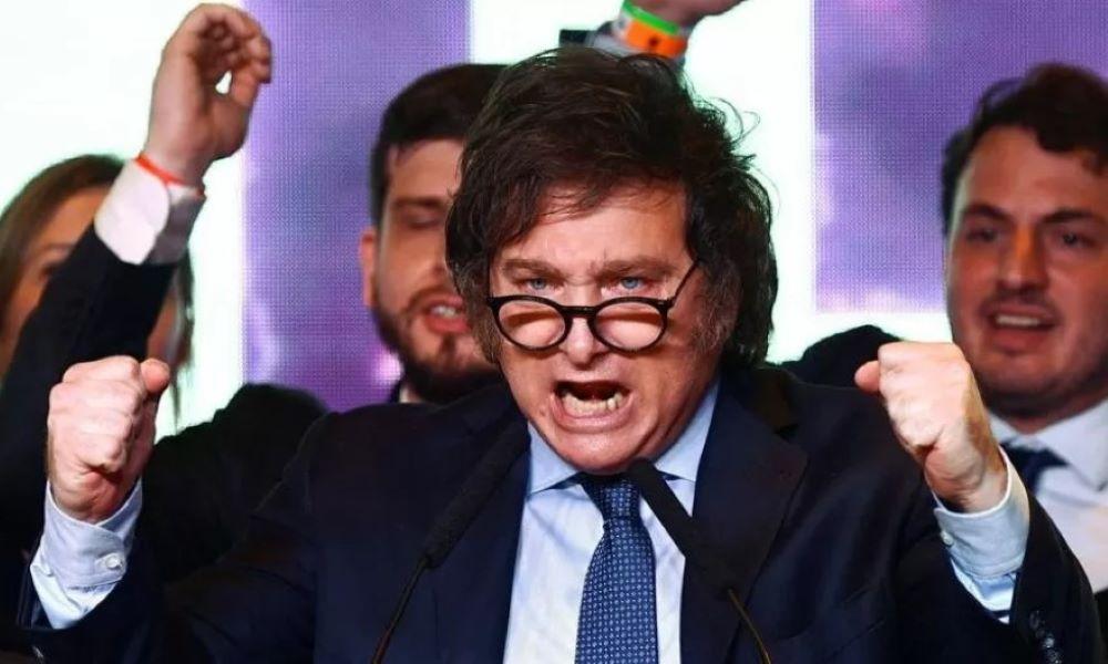 Es entsteht eine neue Art von Politik – eine, die von einem Politiker geführt wird, der oft mit dem ehemaligen US-Präsidenten Donald Trump und dem ehemaligen brasilianischen Staatschef Jair Bolsonaro verglichen wird. Der Rechtsaußen Milei hat die argentinische Präsidentschaftswahl gewonnen