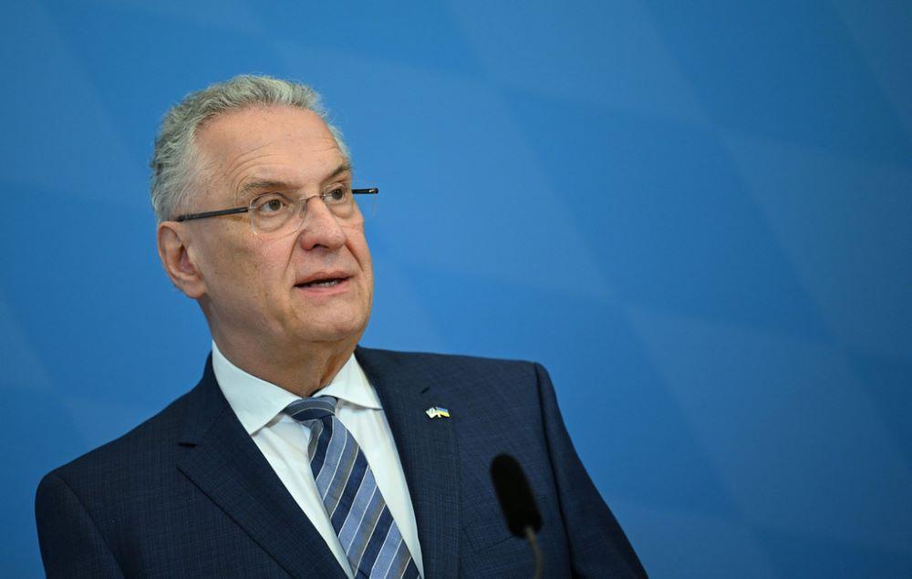Zudem müsse die Rückführung abgelehnter Asylbewerber deutlich schneller gehen Bayern: Innenminister fordert Ausweitung der Grenzkontrollen