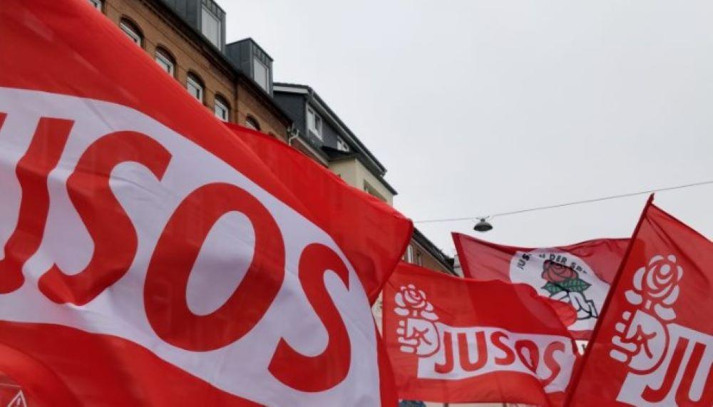 Eine soziale Umverteilung wollen die jungen SPDler durch ein Grunderbe für alle über 18 Jahre erreichen ‒ ein gewaltiges Vorhaben. Wie wollen sie das umsetzen? Bundeskongress in Braunschweig - Jusos fordern Grunderbe: 60.000 Euro für alle über 18-Jährigen