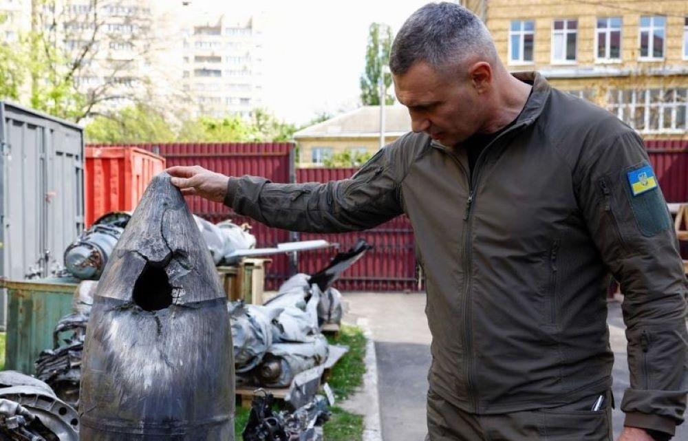 "Man kann aber nicht ausschließen, dass russische Raketen unsere Infrastruktur zerstören", warnte der 52-Jährige. Der Kontakt zu Partnerstädten wie Leipzig ermögliche in Zeiten des Krieges schnelle, wichtige Lösungen. Im Rahmen der deutsch-ukrainischen kommunalen Partnerschaftskonferenz kommen zahlreiche Bürgermeister in Leipzig zusammen. Vitali Klitschko mit russischen Raketentrümmern auf einer Ausstellung in Kiew im Frühjahr 2023