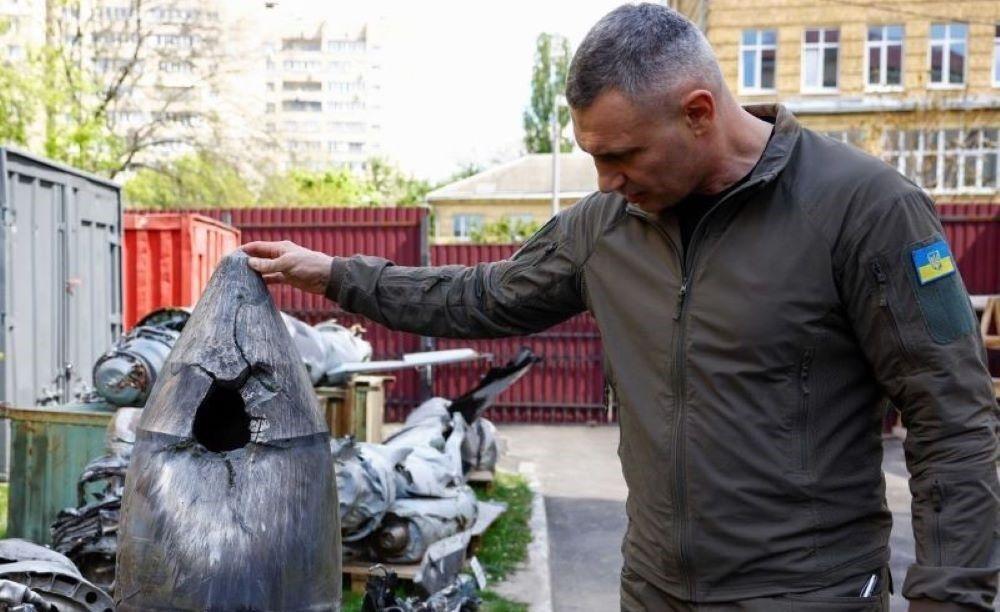 Russland sammelt große Mengen Marschflugkörper für eine neue Angriffswelle auf die Ukraine, warnt der britische Geheimdienst. Dort sanken die Temperaturen bereits unter den Gefrierpunkt. Kiews Bürgermeister Vitali Klitschko blickt mit Sorge auf die kommenden Monate. Kiews Bürgermeister Vitali Klitschko auf einer Ausstellung mit russischen Raketentrümmern aus dem vergangenen Winter
