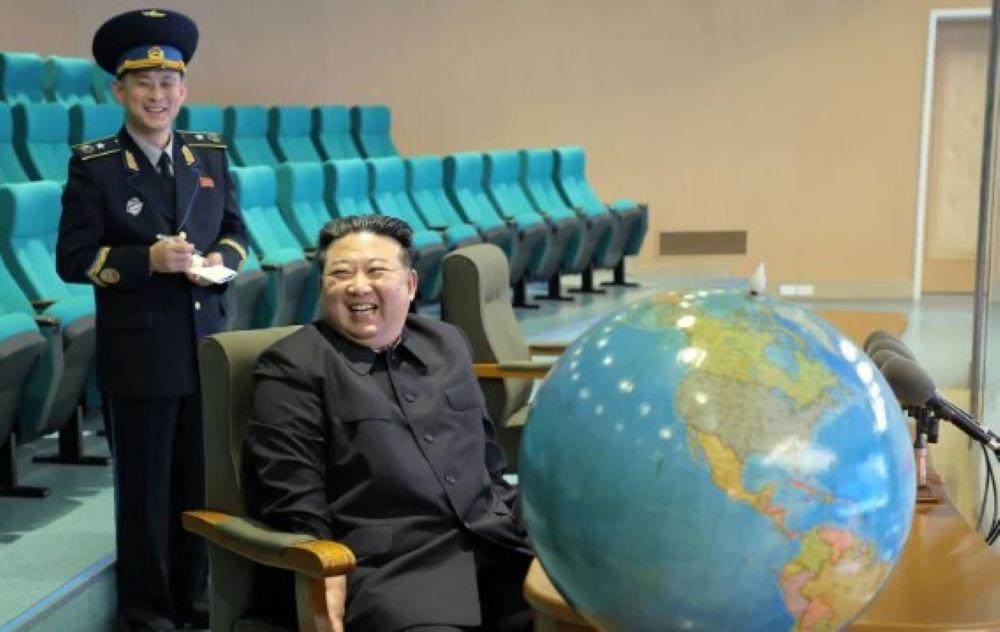 Staatschef Kim Jong Un schwärmt von seinem neuen Überwachungsspielzeug, einen Spionagesatteliten den man angeblich in den Weltraum geschickt hat. Heutzutage kann jeder über Google Earth und Internet-Livestreams einen Blick auf das Weiße Haus werfen. Die Liste der Objekte der Begierde: Weiße Haus, Pentagon, Guam, Busan - und Rom. Nordkoreas Staatschef Kim Jong Un schwärmt von seinem neuen Überwachungsspielzeug