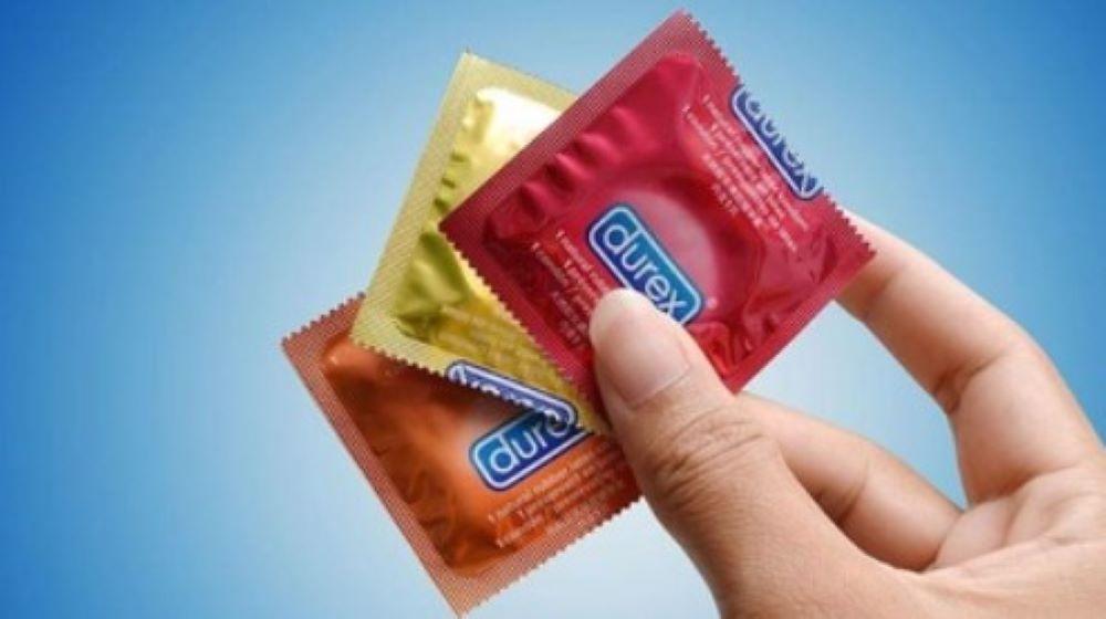 Die Pille gilt als sicheres Verhütungsmittel und ist relativ einfach anzuwenden. Jedoch muss sie täglich zur möglichst selben Zeit eingenommen werden. Da sie Hormone enthält, können eine Reihe von Nebenwirkungen auftreten. Das Kondom hat in Deutschland die Pille als Verhütungsmittel Nummer eins abgelöst
