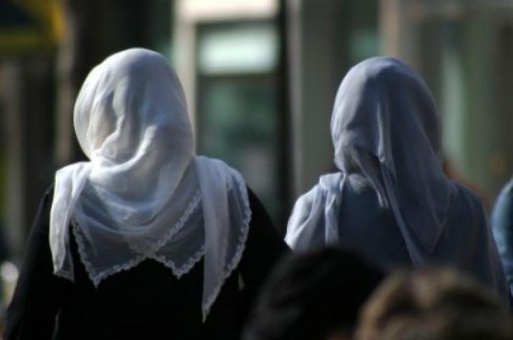 Die im Fall einer muslimischen Arbeitnehmerin in Belgien getroffene Entscheidung besagt, dass die Beschränkungen gleichermaßen angewendet werden müssen. Organisationen bezeichneten das Urteil als potenzielle Verletzung der Religions- und Meinungsfreiheit. Mitgliedsstaaten in der EU können das Tragen religiöser Symbole nach einem Gerichtsentscheid verbieten
