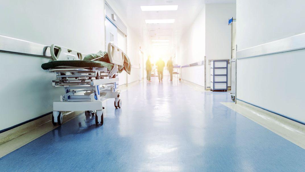 Vielen Kliniken in ganz Deutschland geht es wirtschaftlich schlecht. Bis eine Reform überhaupt greifen kann, forderten Krankenhäuser eine rasche zusätzliche Finanzspritze des Bundes. In Brandenburg steckt etwa das Elbe-Elster-Klinikum mit drei Standorten in einer finanziellen Schieflage.