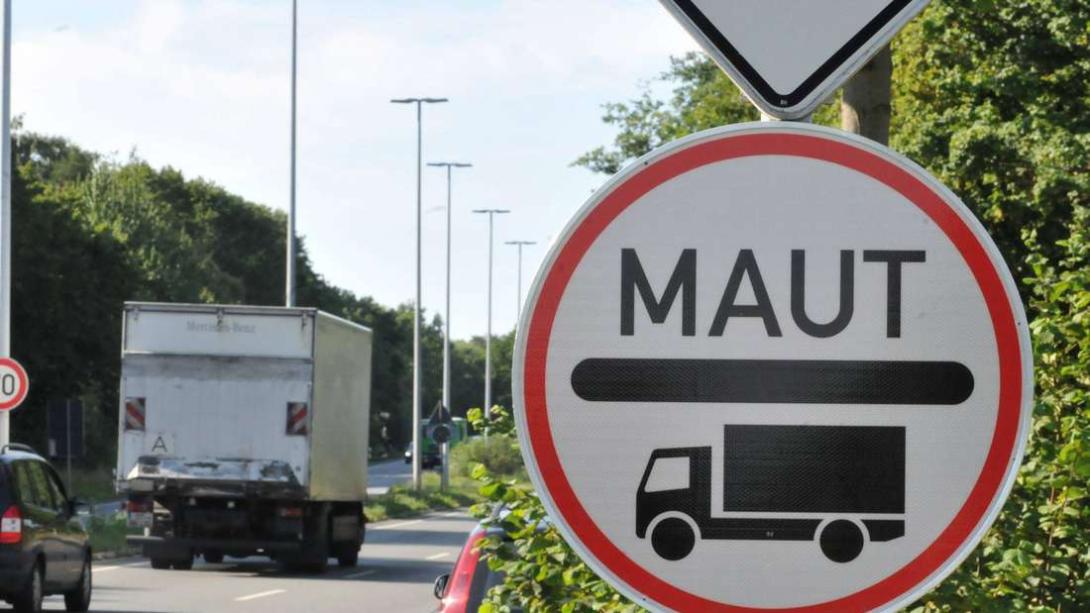Zum 1. Dezember steigt die Lastwagenmaut auf deutschen Fernstraßen. Dann greift als Klimaschutzmaßnahme ein Aufschlag von 200 Euro je Tonne freigesetztes Kohlendioxid Lkw-Maut, Pflege, Wein und Bahn: Was sich im Dezember ändert