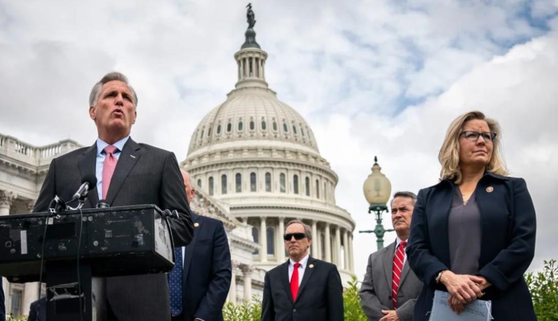 Die Abgeordnete Liz Cheney mit dem damaligen Minderheitsführer im Repräsentantenhaus, Kevin McCarthy, während einer Pressekonferenz vor dem US-Kapitol am 27. Mai 2020