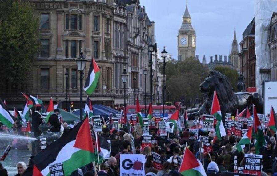 Im Stadtviertel Chinatown griffen Gegendemonstranten Einsatzkräfte der Polizei an Zehntausende Menschen bei pro-palästinensischer Demonstration in London