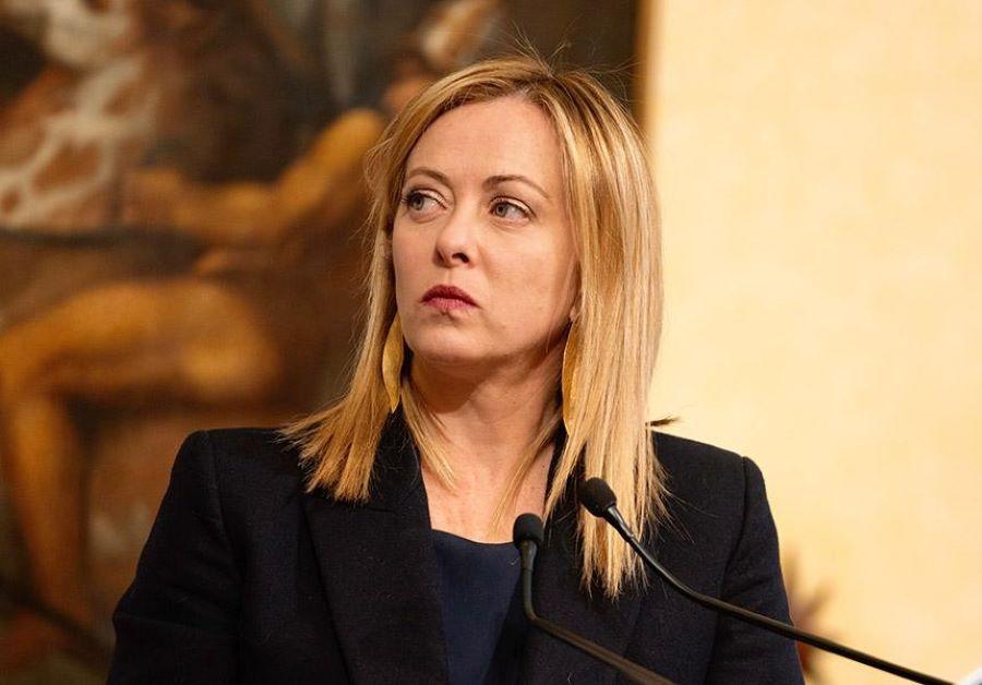 Die Kritik an den zwei extra-territorialen Migranten-Lagern, die Italien auf albanischem Territorium bauen und betreiben will, wird immer lauter - sowohl in Rom als auch in Tirana. Italiens Regierung musste erste, wichtige Konzessionen machen. Ministerpräsidentin Giorgia Meloni will die irreguläre Migration über das Mittelmeer von Nordafrika nach Europa einzuschränken