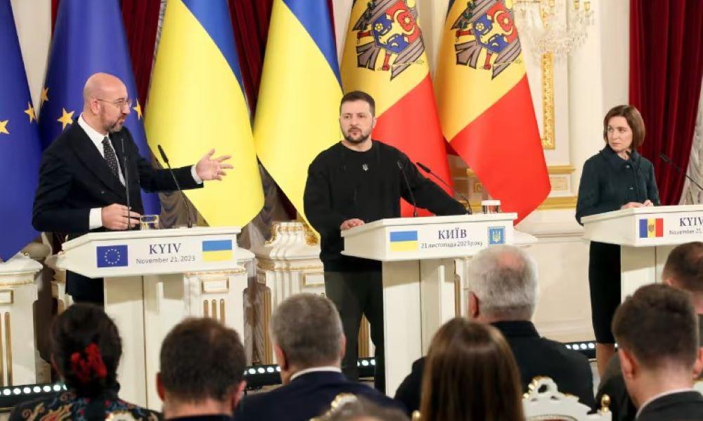 Die Kandidaten sind weit davon entfernt, die EU-Standards in Bezug auf Rechtsstaatlichkeit und Korruptionsbekämpfung zu erfüllen. Die Erweiterung mag Europa mehr Sicherheit bieten, aber ihr Preis ist eine Veränderung mit gewaltigen finanziellen und politischen Kosten. Der Präsident des Europäischen Rates, Charles Michel, der ukrainische Präsident Wolodymyr Selenskyj und die moldauische Präsidentin Maia Sandu in Kiew, Ukraine, 21. November 2023