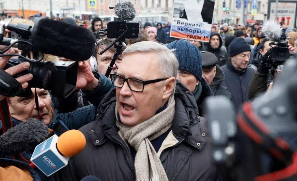 Der jetzige Kremlkritiker Michail Kasjanow war in den ersten vier Jahren der Regierung Putins Premierminister und wurde im Februar 2004 entlassen, wenige Wochen bevor Putin für eine zweite Amtszeit gewählt wurde. Ein ausgesprochener Kriegsbefürworter kündigte unterdessen an, er wolle Wladimir Putin bei den Präsidentschaftswahlen im März herausfordern. Michail Kasyanov stieg in den 1990er Jahren schnell in das Finanzministerium auf