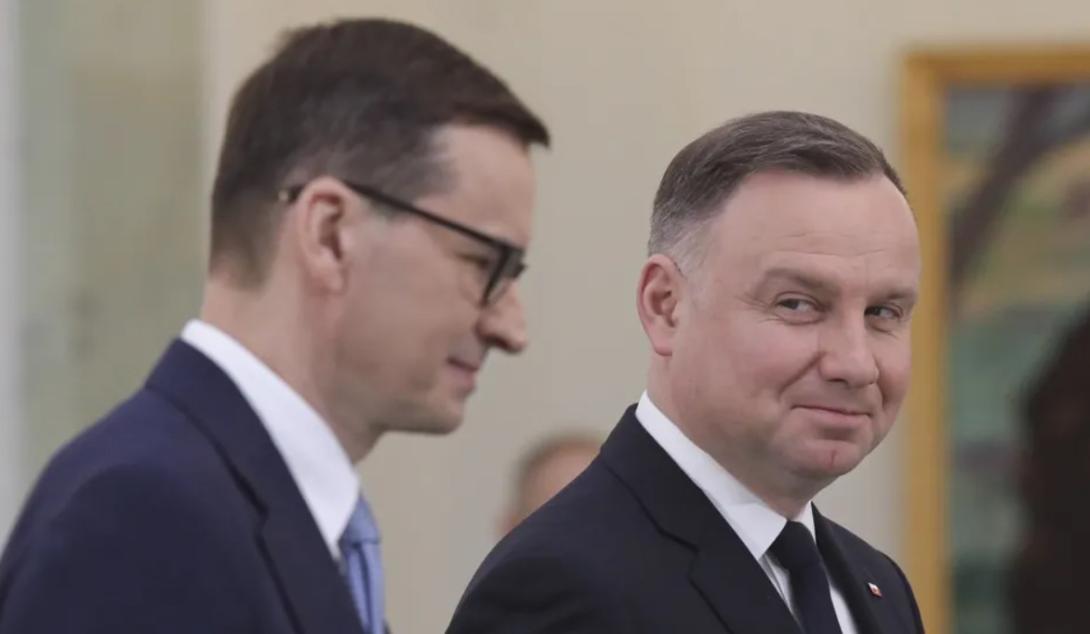 248 Sitze im Parlament sind mehr als 194 Sitze, so einfach könnte die Rechnung in Polen sein. Trotz ihrer fehlenden Mehrheit wurde heute die PiS-Regierung vom Präsidenten vereidigt. Doch schon in zwei Wochen könnte sie Geschichte sein. Andrzej Duda (r), Präsident von Polen, und Mateusz Morawiecki (l), Premierministers von Polen