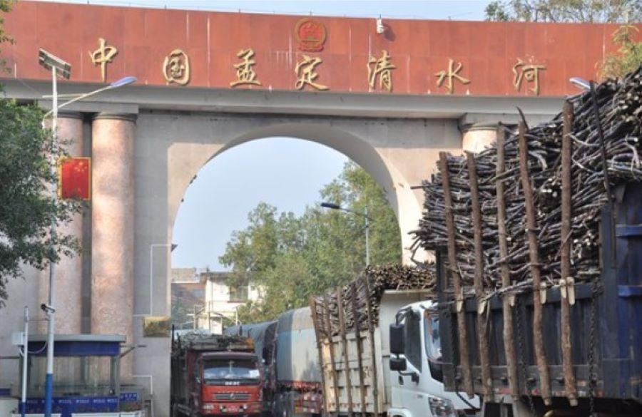 Die Vereinten Nationen befürchten, dass tausende Menschen vertrieben wurden und zum Teil über die Grenze nach China flüchteten Myanmars Militär verliert Kontrolle über Grenzübergang zu China