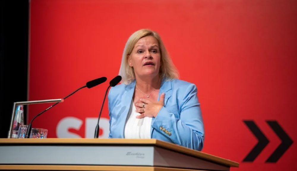 Die Deutsche Islam-Konferenz sei ein Forum für einen offenen Dialog, sagte Bundesinnenministerin Nancy Faeser bei der Eröffnung in Berlin. Offen und direkt waren vor allem die Worte der Ministerin in Richtung der deutschen Islamverbände. Die Fachtagung soll sich gleichermaßen mit Antisemitismus und Muslimfeindlichkeit auseinandersetzen. Bundesinnenministerin Nancy Faeser: "Muslime dürfen nicht für islamistischen Terrorismus in Haftung genommen werden"