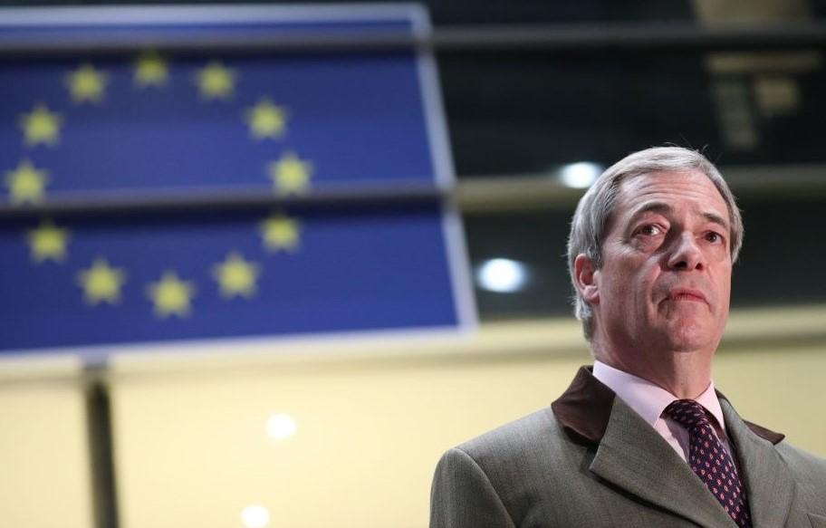 Der Blick nach Großbritannien versetzt ins Staunen. Während Ex-Premier David Cameron einen wichtigen Posten im Kabinett von Rishi Sunak erhalten hat, wird Nigel Farage in wenigen Tagen ins Dschungelcamp einziehen. Ein Überblick über die eigenwilligen Karrieren britischer Politiker seit dem Brexit. Nigel Farage wird in wenigen Tagen ins Dschungelcamp einziehen