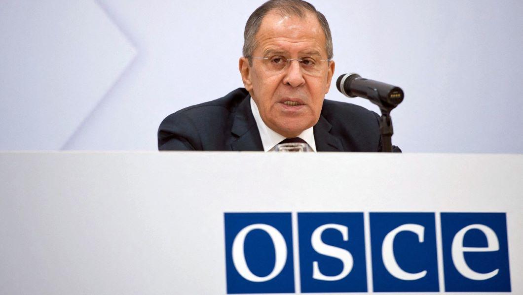 Die Außenminister der Ukraine und der drei baltischen Staaten blieben dem jährlichen Außenministertreffen aus Protest gegen Lawrows Anwesenheit fern. Baerbock hat die Mitglieder der OSZE aufgerufen, sich der Blockade durch Russland entgegenzustellen. Die "westliche Politikelite" habe sich für die östliche Nato-Erweiterung und somit gegen die OSZE entschieden, so Lawrow