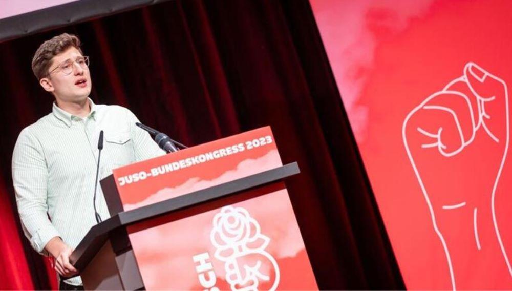 "Falls Dich in deiner Burg, in Deinem Berliner Kanzleramt noch irgendetwas erreicht, falls Du Dich noch daran erinnerst, für welche Partei Du angetreten bist, ändere Deinen Kurs", forderte der neue Juso-Vorsitzende Philipp Türmer von Scholz. Der 27-Jährige Philipp Türmer setzte sich bei der Vorsitz-Wahl gegen die 31-Jährige Sarah Mohamed durch