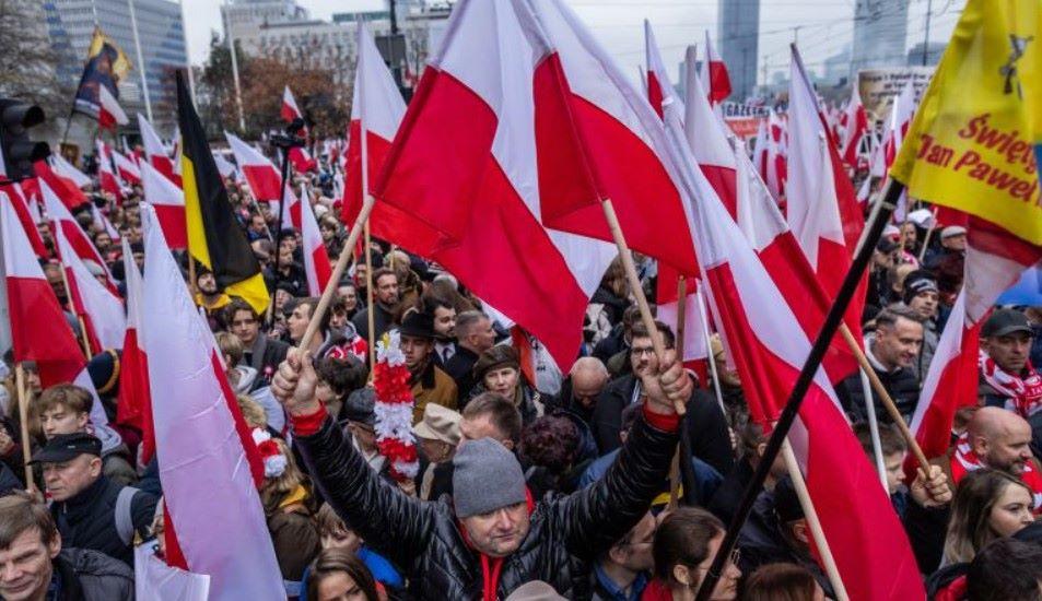 Bereits am Vorabend des Nationalfeiertags hatte der PiS-Vorsitzende Jaroslaw Kaczynski vor einer angeblichen Dominanz Deutschlands in der Europäischen Union gewarnt "Wollen uns nicht den Deutschen unterwerfen" - Zehntausende Nationalisten ziehen durch Warschau